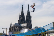 Luc Ackermann zeigt Freestyle Motocross Trick-Weltpremieren am Rhein