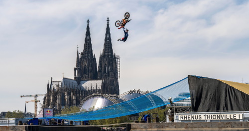 Luc Ackermann zeigt Freestyle Motocross Trick-Weltpremieren am Rhein